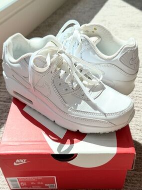 Nike Air Max 90 Women’s White Low Top Leather Sneakers Size 7 with Box